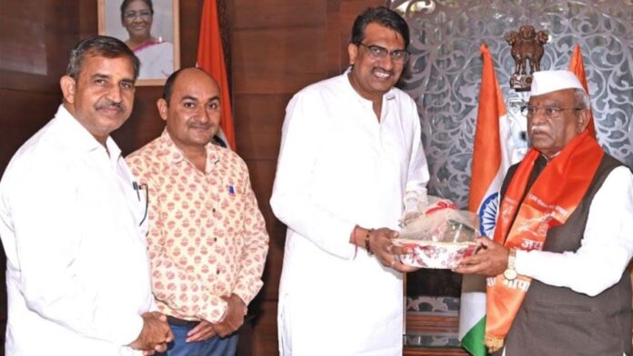 Cow dung lamp presented to Governor-Assembly Speaker