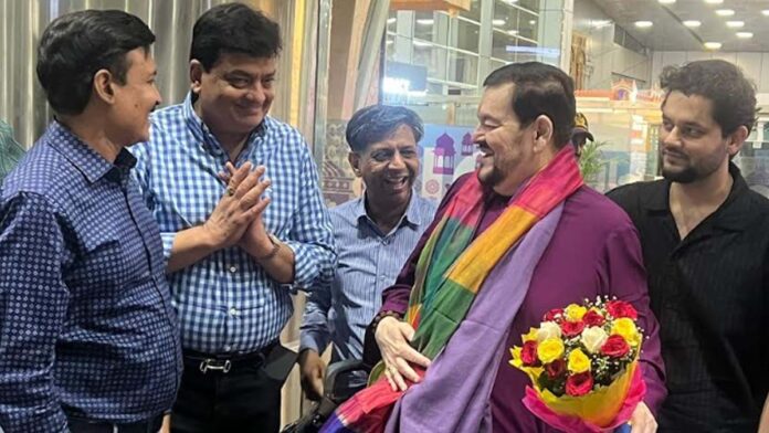 Srujan members welcomed Nitin Mukesh at the airport