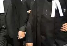 डॉ. बंसल की गिरफ्तारी की मांग पर वकीलों का जाम तीसरे दिन भी जारी Lawyers blocked the road, council member demanded action