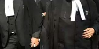 डॉ. बंसल की गिरफ्तारी की मांग पर वकीलों का जाम तीसरे दिन भी जारी Lawyers blocked the road, council member demanded action