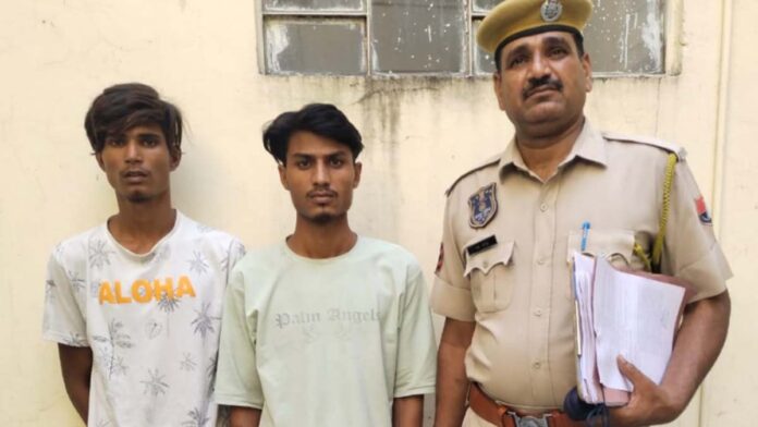 Two miscreants who snatched mobile phones were caught by the police