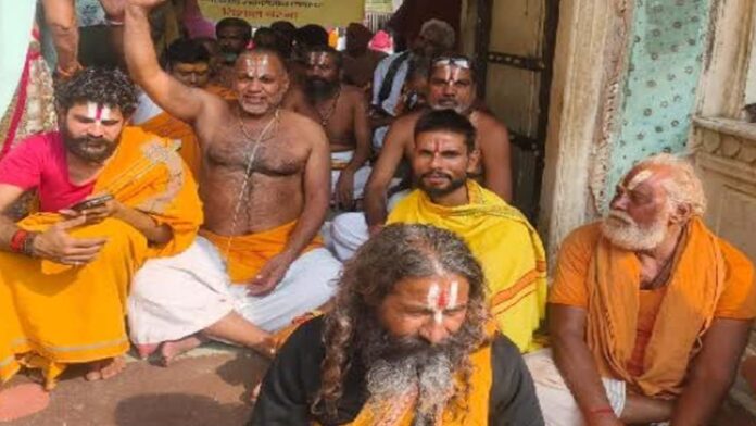 Priests and employees engaged in the service of Galta Peeth sat on a dharna due to not getting monthly salary