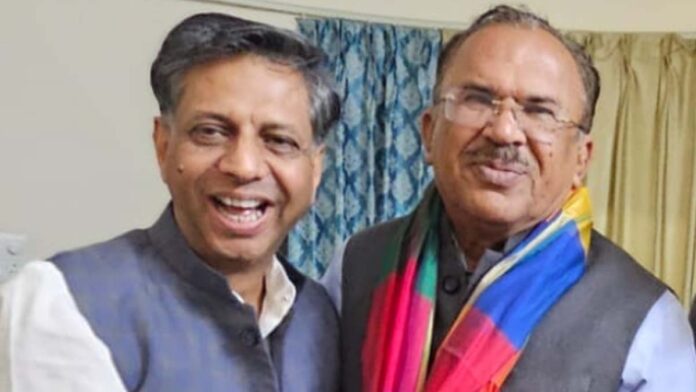 Jewelers felicitated Devnani on his return from his foreign trip