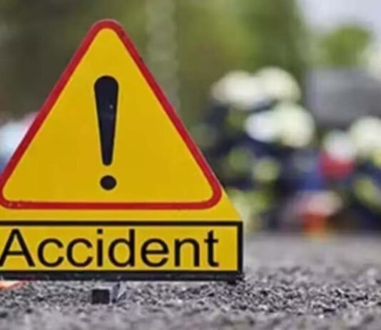 ऑटो से गिरी बच्ची को कार ने कुचला