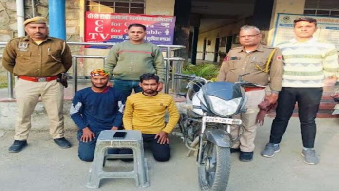 Two miscreants who snatched mobile phones were caught