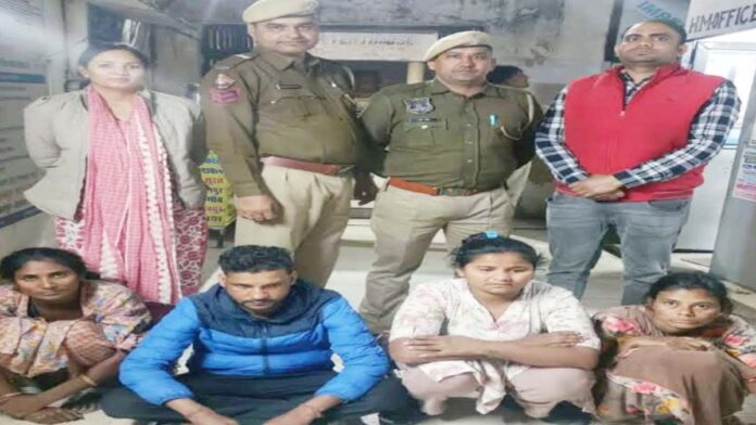 Gujarati women gang who stole from the bag of an e-rickshaw riding woman exposed