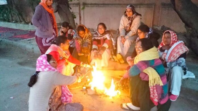 The indefinite strike of women workers continues for the seventh day