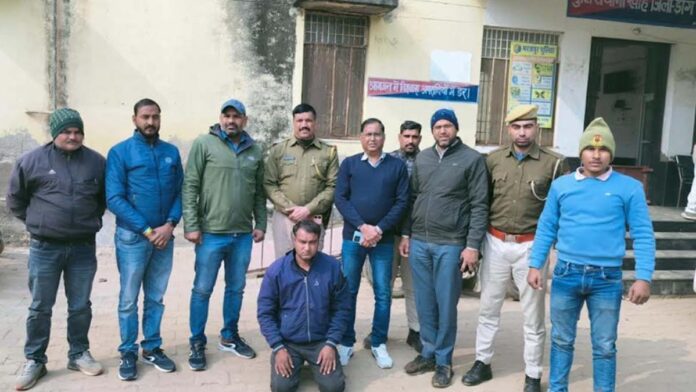 The accused of duping the tribal community of lakhs of rupees in the name of providing jobs has been arrested