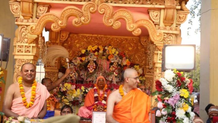 Krishna-Balram set out on a tour of Jaipur on a golden chariot