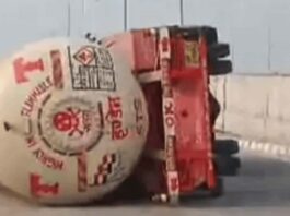 केमिकल टैंकर पलटने से गैस रिसाव