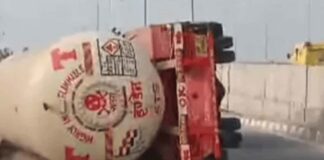 केमिकल टैंकर पलटने से गैस रिसाव