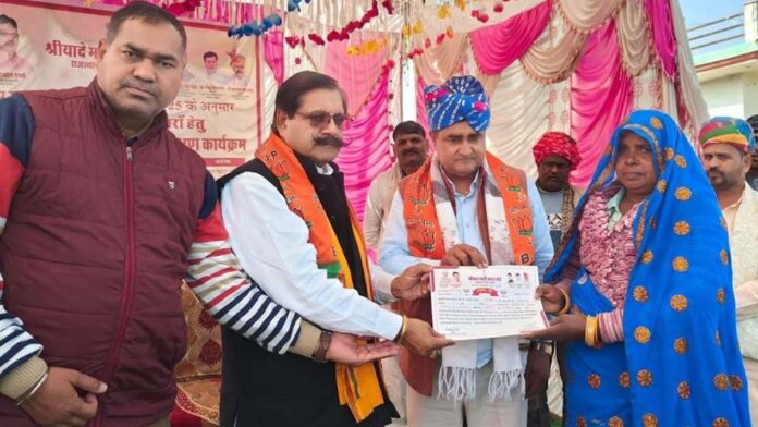 The Chairman of Shriyade Mati Kala Board honored the clay workers