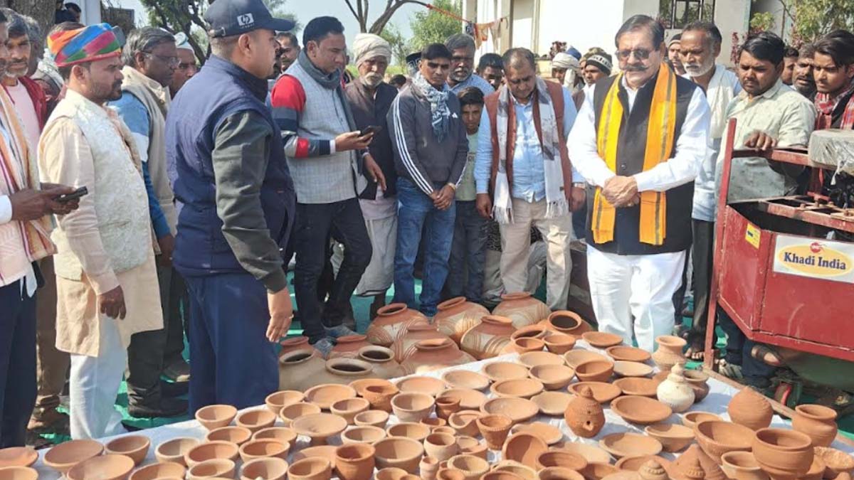 The Chairman of Shriyade Mati Kala Board honored the clay workers