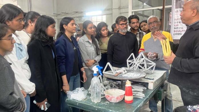Students from many colleges arrived to see the artist's art