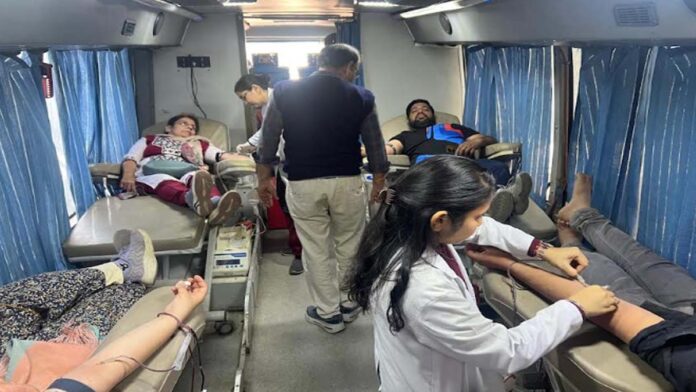 A massive blood donation camp was organized in memory of martyr Hemu Kalani