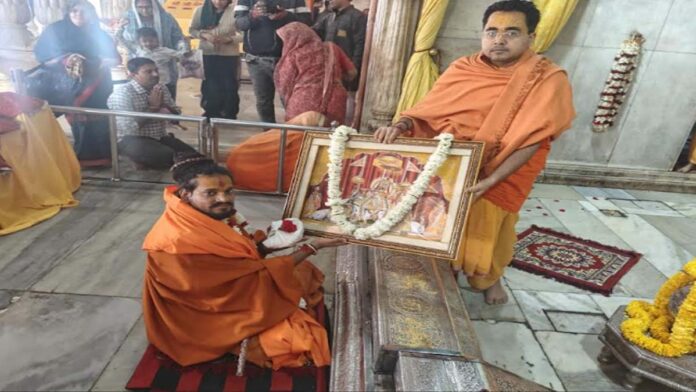 Vishnu Sharan Das Maharaj, who became Mahamandleshwar, was honored by putting a shawl on him