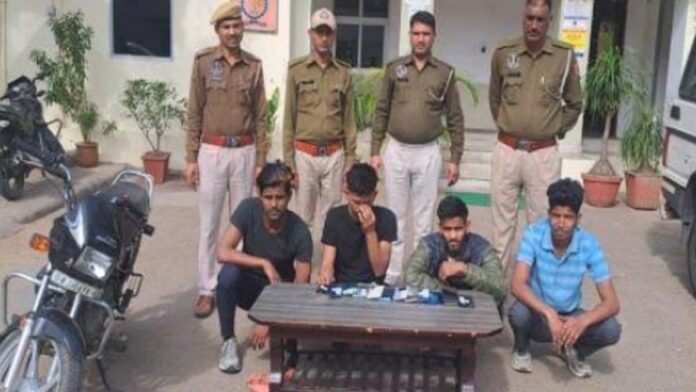 Police caught the mobile snatching gang