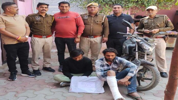 Two miscreants who looted a bag full of money were arrested
