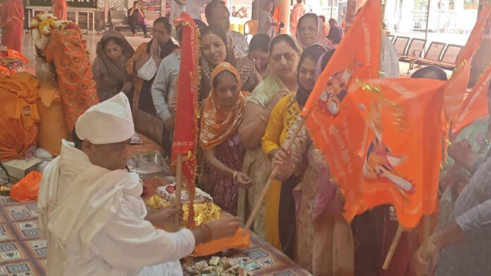 On the occasion of New Year Cheti Chand festival, saints distributed religious flags to thousands of devotees On the occasion of New Year Cheti Chand festival, saints distributed religious flags to thousands of devotees
