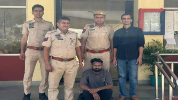 A smuggler arrested with drugs worth thirty lakh rupees