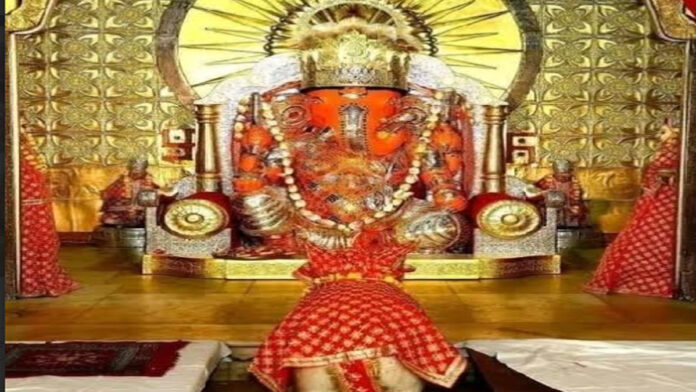 On the occasion of Indian New Year, Moti Dungri Ganeshji Maharaj was crowned with a gold crown