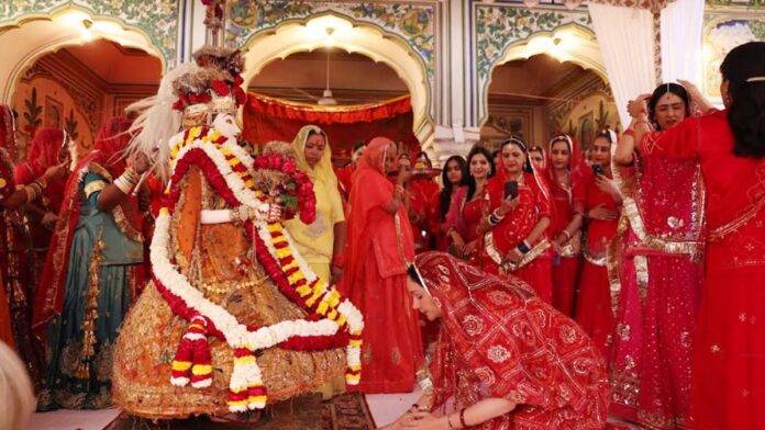 On the occasion of Gangaur, members of the former royal family performed puja at the City Palace