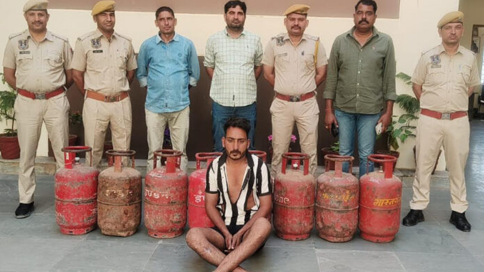 The thief who stole the gas cylinder was caught by the police