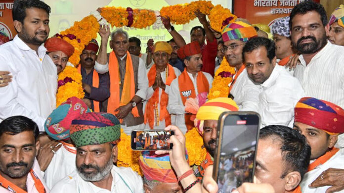 Kisan Morcha felicitated BJP State President Madan Rathore