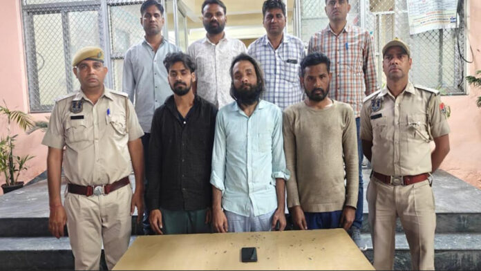 Three vicious mobile snatchers arrested for snatching mobile phones from passersby