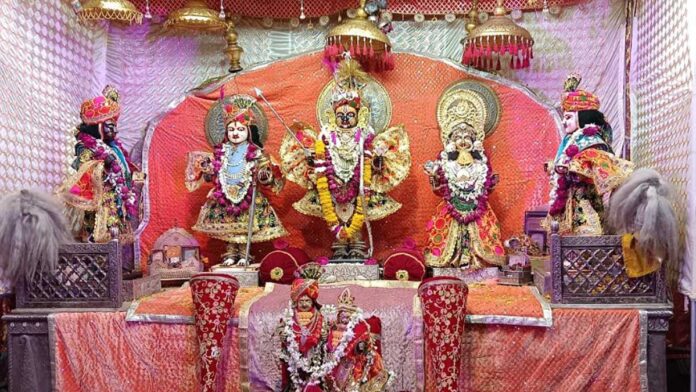 Thakurji played Holi with flowers in Shri Ramchandra