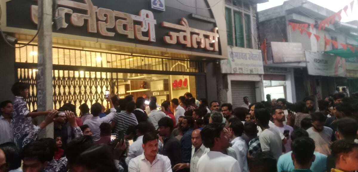 Three miscreants on a bike looted a jewellery shop