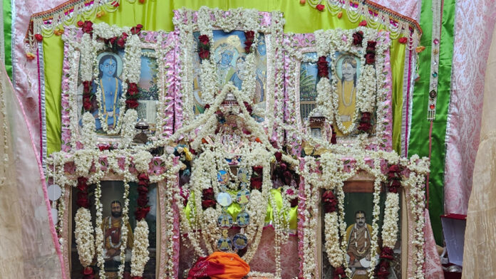 An attractive display of Thakurji's Mogra Juhi decorated in Nikunj