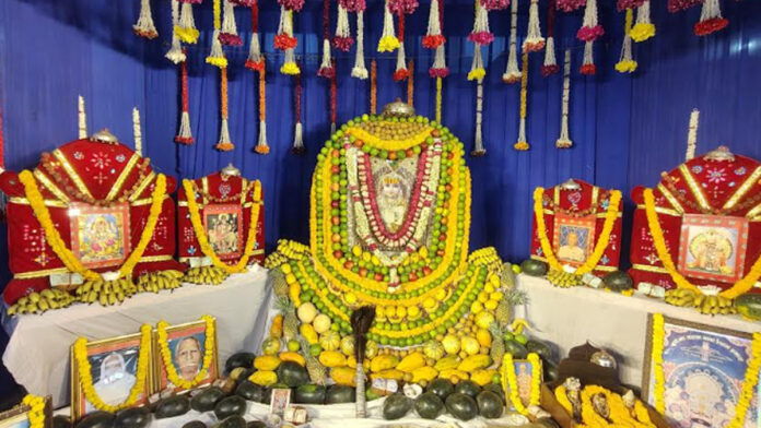 On Ekadashi, Lakhdatar was praised with hymns
