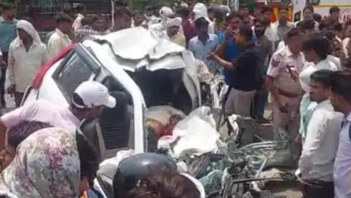 Three brothers including two brothers died in a car-truck collision