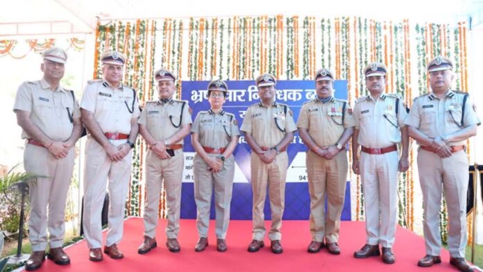 224 officers and employees of ACB were honoured with Director General's Disc and Certificate of Commendation