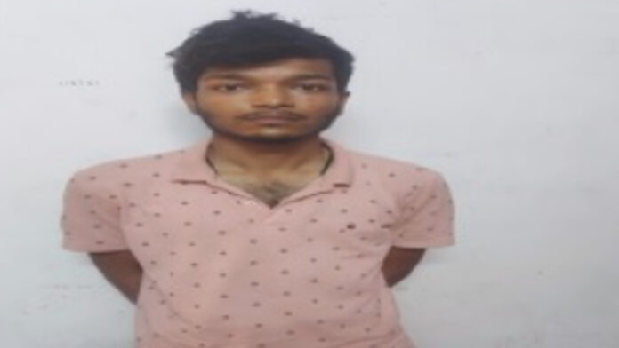 The two-wheeler thief was caught by the police