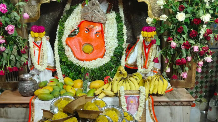 A display of seasonal fruits was decorated in Parkota Ganesh Mandir