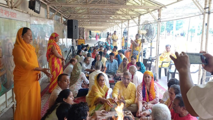Hundreds of devotees took a pledge of one year of Japa Sadhana in Gayatri Maha Yagna at Govind Devji Temple