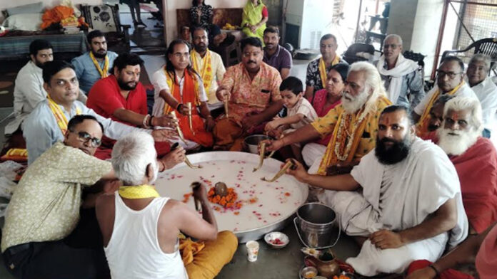 Earthen Shivling worship done in Panchmukhi Hanuman temple