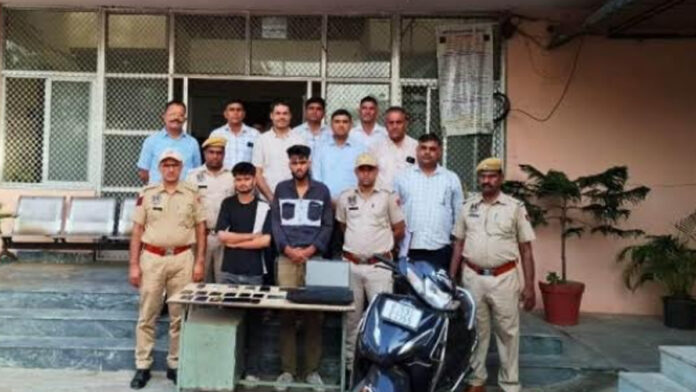 Two miscreants who snatched mobile phones from passersby were nabbed