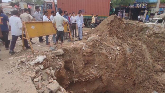 Greater Municipal Corporation Commissioner Dr. Gaurav Saini inspected the arrangements of flood control centers including the cleanliness system