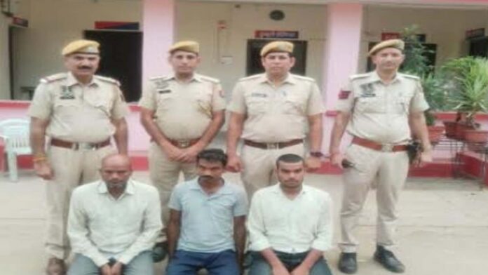 Three people including a domestic servant arrested for stealing lakhs of rupees from a house