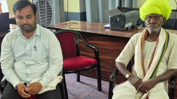 Patwari and chain man caught taking bribe of five thousand rupees