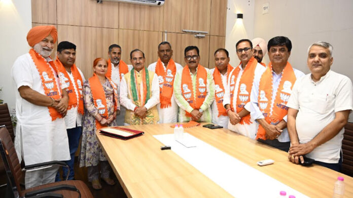 Three leaders including Congress District General Secretary joined BJP