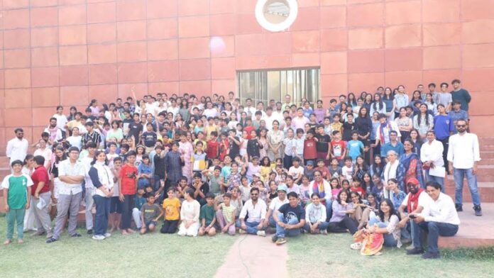 Entry of Shahenshah-e-Khabari and Rajkumar Khabari in the theatre class