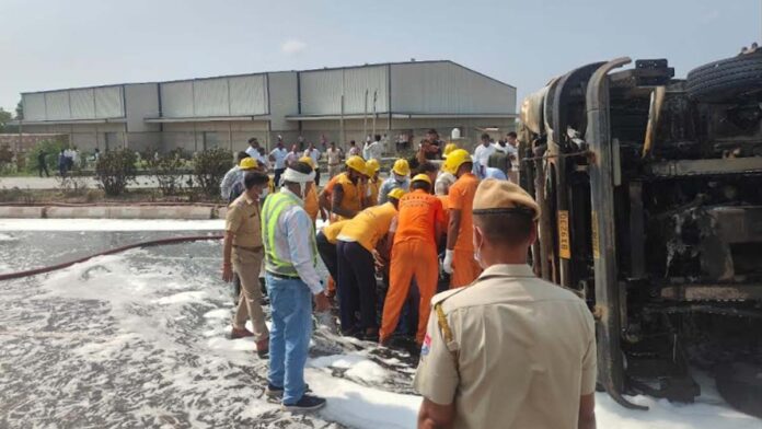 A tanker full of methanol overturned on the Jaipur-Ajmer highway