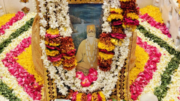 Sadhguru Teunram Maharaj was given a boat ride in the month of Jyeshtha.