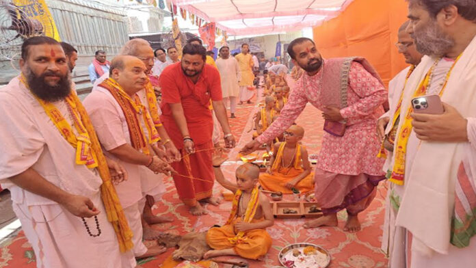 Yagyopaveet Sanskar of 44 Brahmin boys was performed on Ganga Dashami