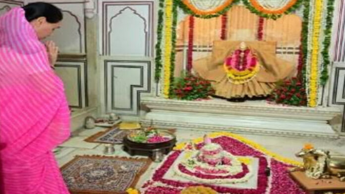On the first day of Shravan, Deputy Chief Minister Diya Kumari offered prayers at the Rajarajeshwar Shiva temple in the City Palace