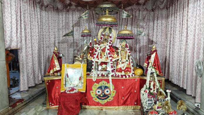 Thakur ji was made to wear a red coloured Natwar costume